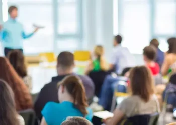 Estudantes correm para garantir benefício do Pé-de-Meia: saiba como funciona