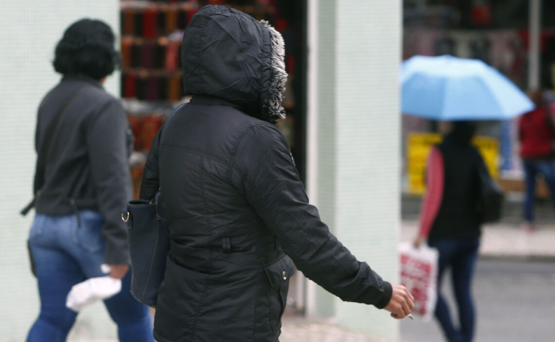 Frente fria avança no Brasil e traz previsão de chuvas intensas e até granizo; veja regiões afetadas