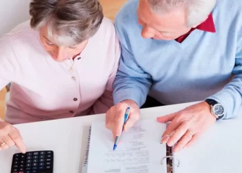 Nova legislação do INSS pode beneficiar trabalhadores ao eliminar a idade mínima para aposentadoria