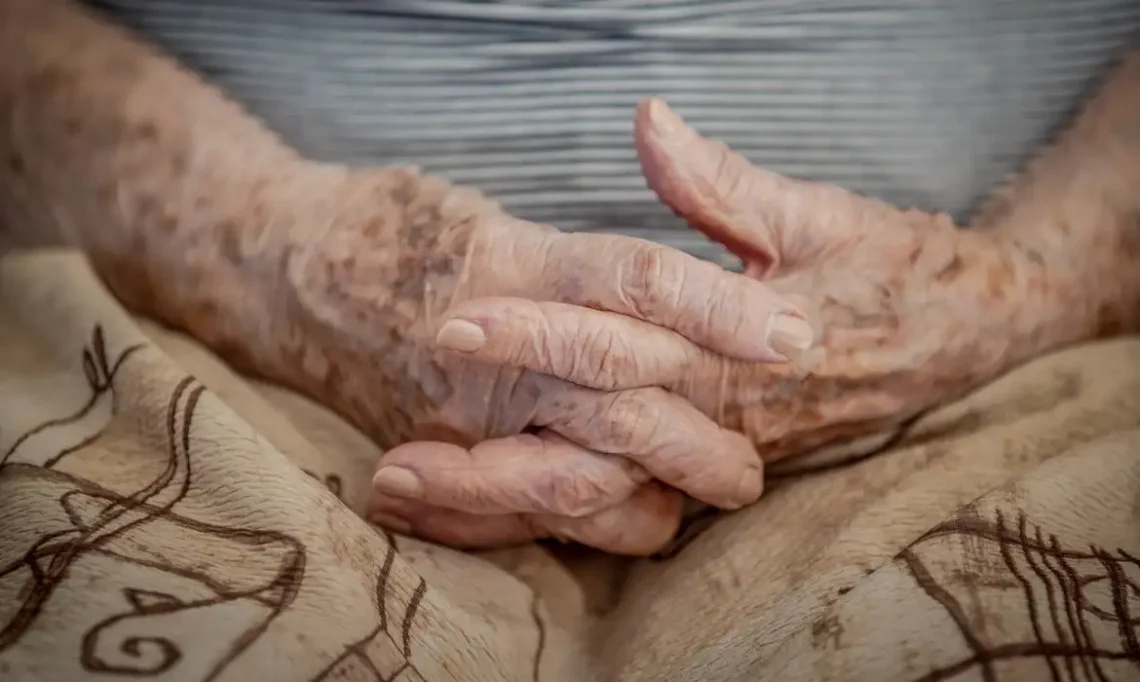 Idosos acima de 60 anos podem ficar isentos do pagamento de 4 tipos de dívidas; Veja como